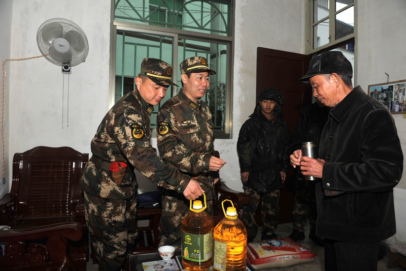 武警福建总队拉练官兵走进连江县小沧畲族乡开展助民活动