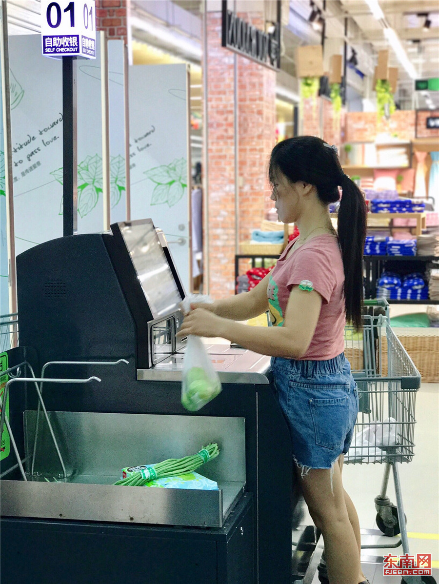 永辉超市福州公园道店的自助收银台本报记者 陈旻摄