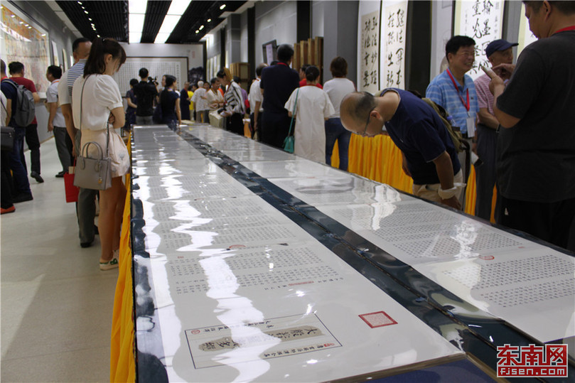 1500725839269008671.jpg 品鉴会向观众展出手抄经册长卷15幅。.jpg
