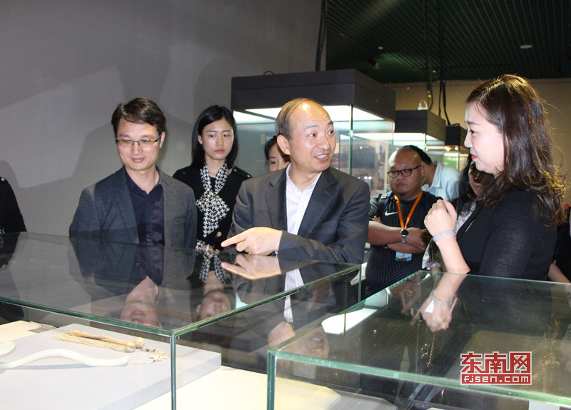 1524829133493097980.jpg 福建省文化厅副厅长陈吉参观本次展览.jpg