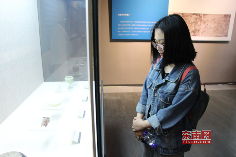 1524829096552008425.jpg 福州市民在省博物院参观展出的文物.jpg