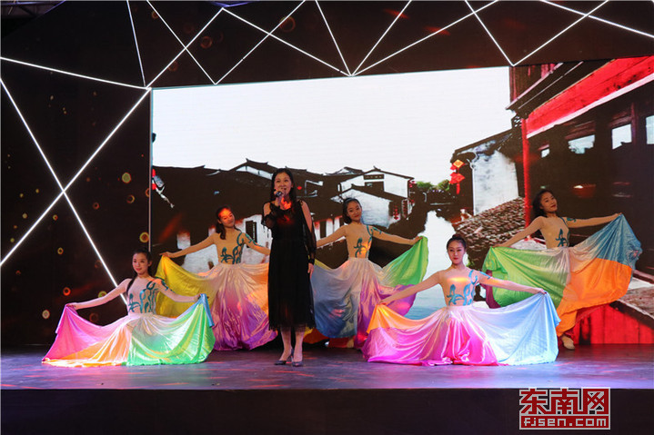 1537972204562093271.jpg 上届大赛金奖得主王婷带来《美丽的心情》( 东南网实习生陈舒怡摄).jpg