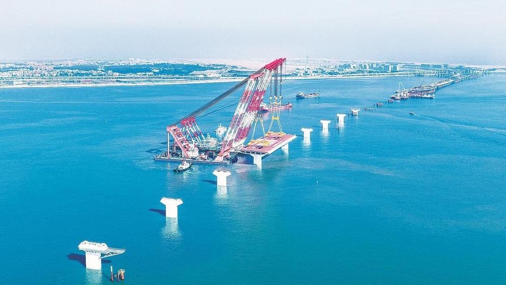 厦金大桥海上首榀钢箱梁吊装成功