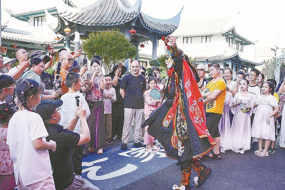 文化集市激发周末经济新活力