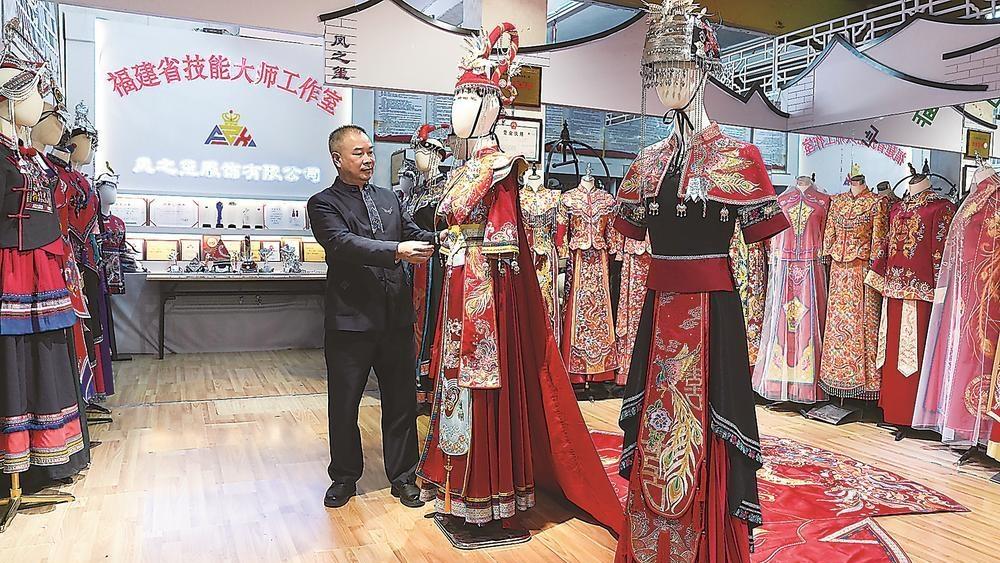 一针一线绣传承 一袭畲服入画来