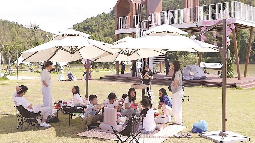 游客打卡南平市建阳区莒口镇马伏村 享受假日时光