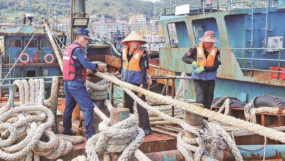 连江县1866名海上养殖渔排作业人员已全部完成撤离