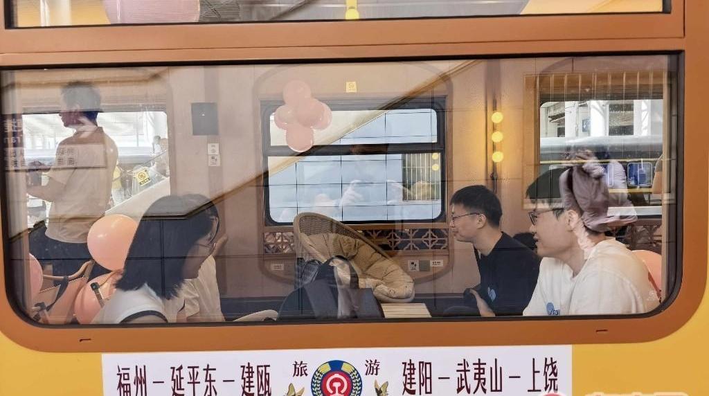 车厢变“鹊桥”，福建40名青年搭乘七夕爱情专列开启浪漫之约