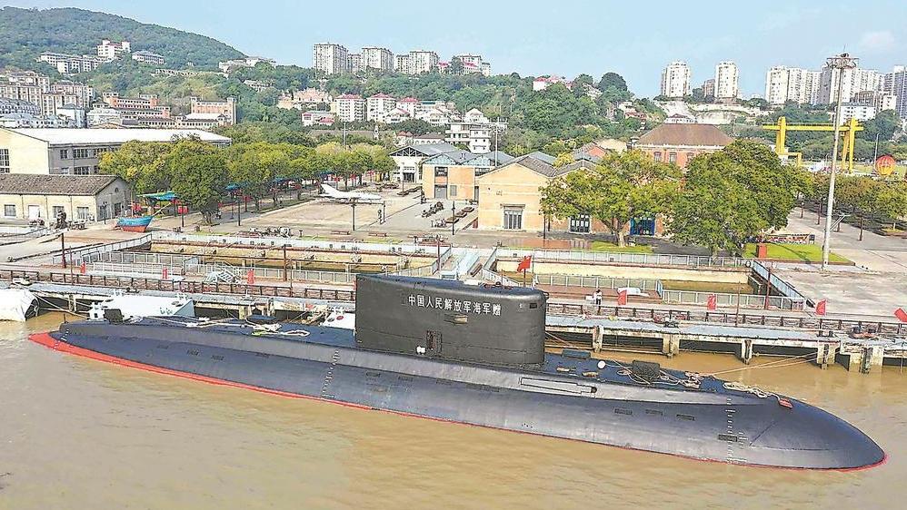 海军赠送退役潜艇抵榕 国庆与公众见面
