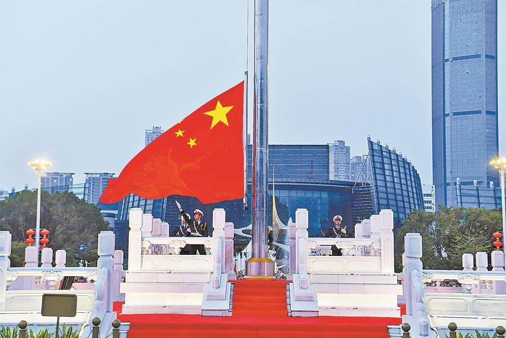 福州五一广场举行升国旗仪式
